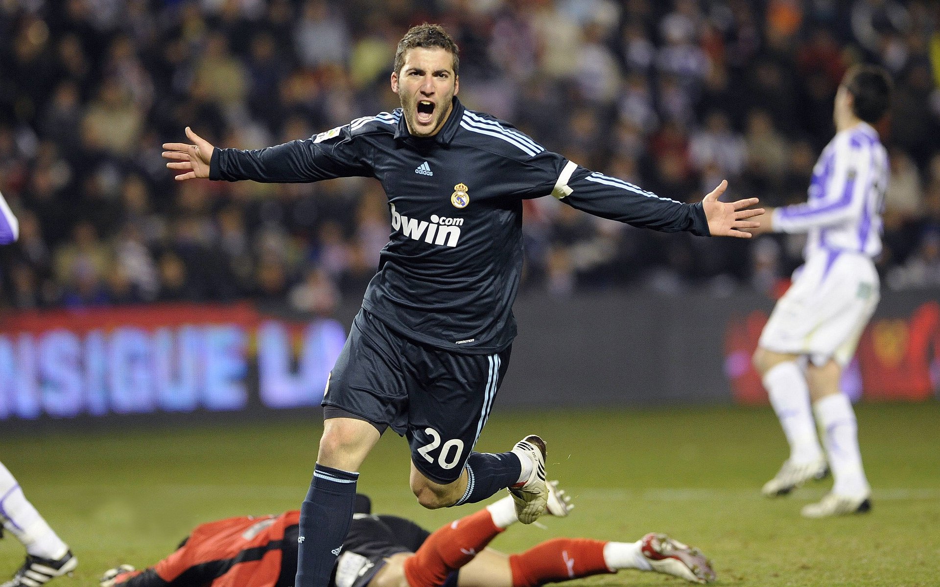 “阿仙奴攻势强劲，热刺能否挡住？”